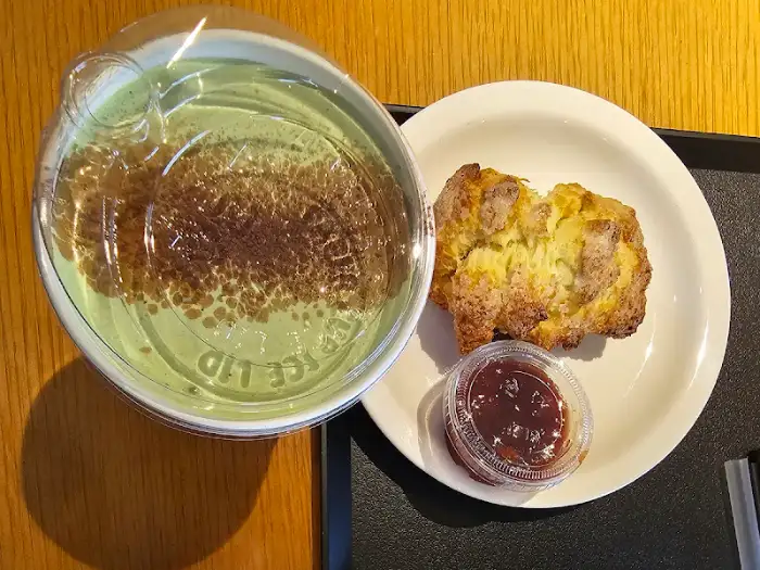 녹차 라떼와 스콘, 그리고 잼