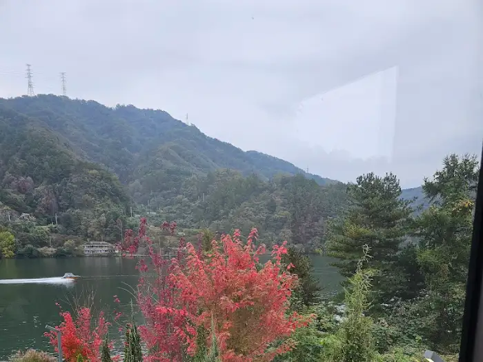 가을 단풍과 호수가 어우러진 풍경