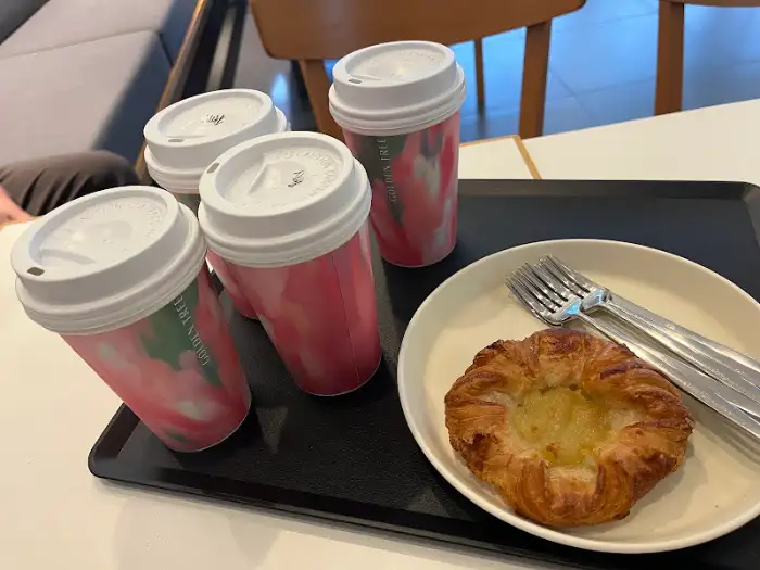 포장된 커피 컵과 빵이 담긴 접시