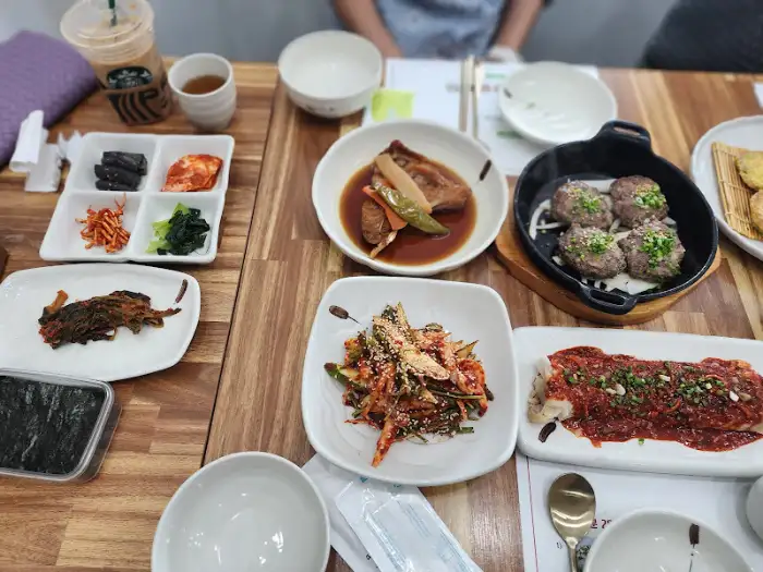 다양한 밑반찬과 메인 요리가 차려진 모습