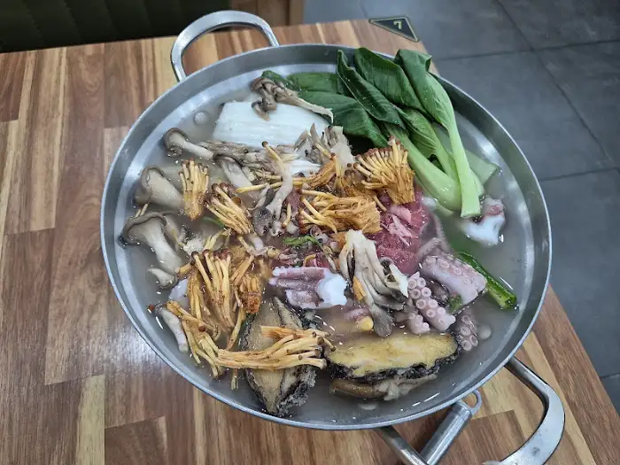 전복 요리가 담긴 찜통 사진