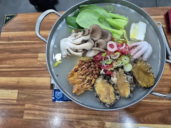 전복과 해산물이 담긴 찜 요리 클로즈업 사진