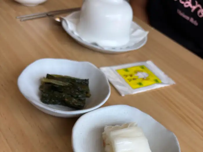 테이블 위에 놓인 정갈한 밑반찬
