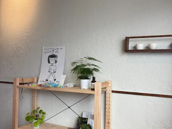 선반 위에 놓인 화분과 그림