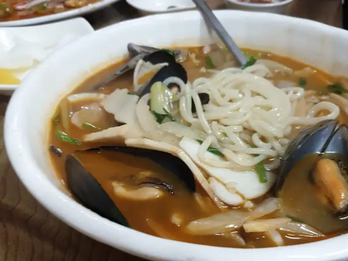 짬뽕 면발과 해산물