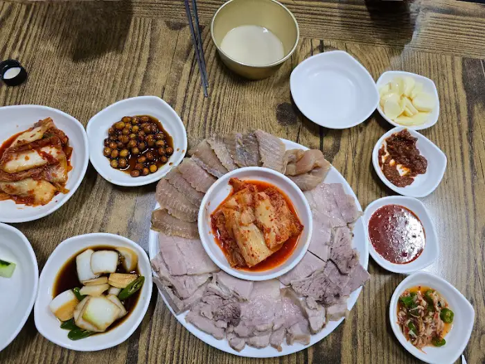 풍성하게 차려진 돼지수육과 홍어삼합 상차림