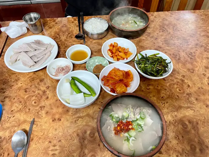 돼지국밥과 다양한 반찬