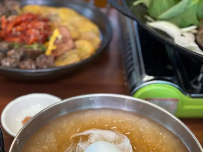 냉면 육수와 고명