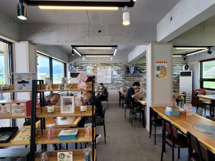 식사 중인 손님들과 깔끔한 내부