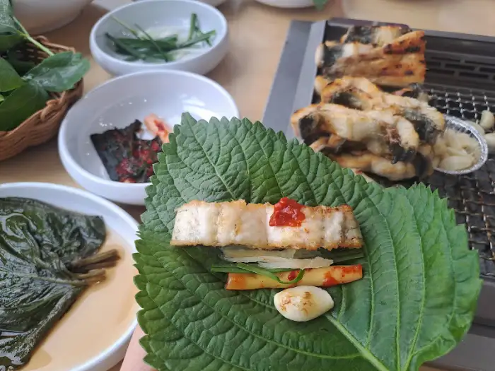 상추쌈에 싸 먹는 장어구이