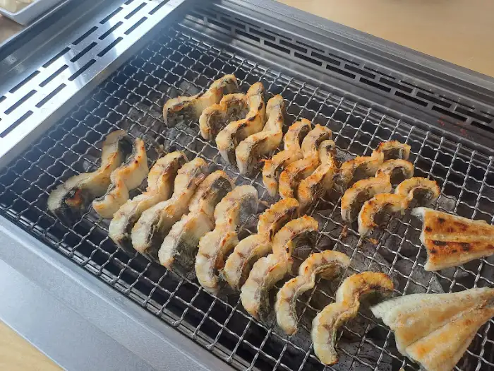 잘 익은 장어구이 조각