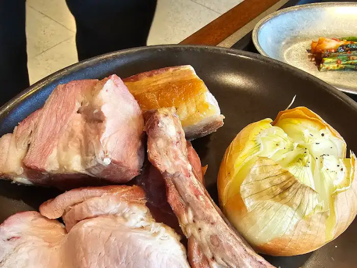 구워지는 흑돼지와 양파