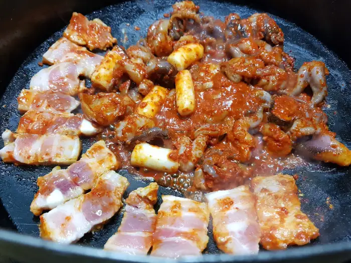 삼겹살 쭈꾸미 볶음 근접 사진