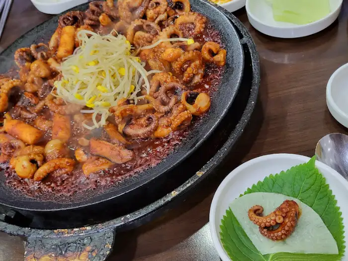 볶음밥과 곁들임 채소 사진