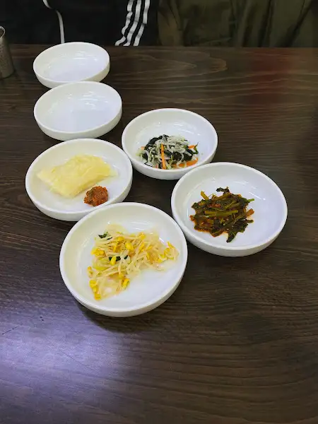 테이블에 놓인 밑반찬들
