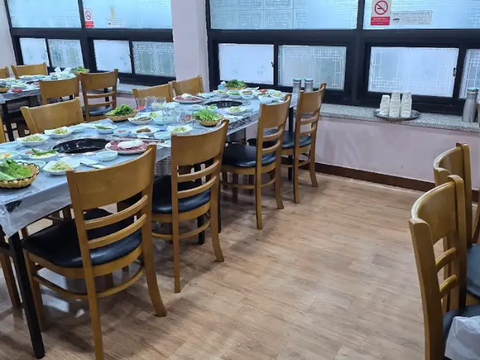 식사 테이블이 정갈하게 차려진 내부 모습