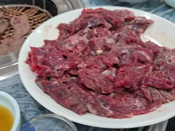 신선한 생불고기 한 접시