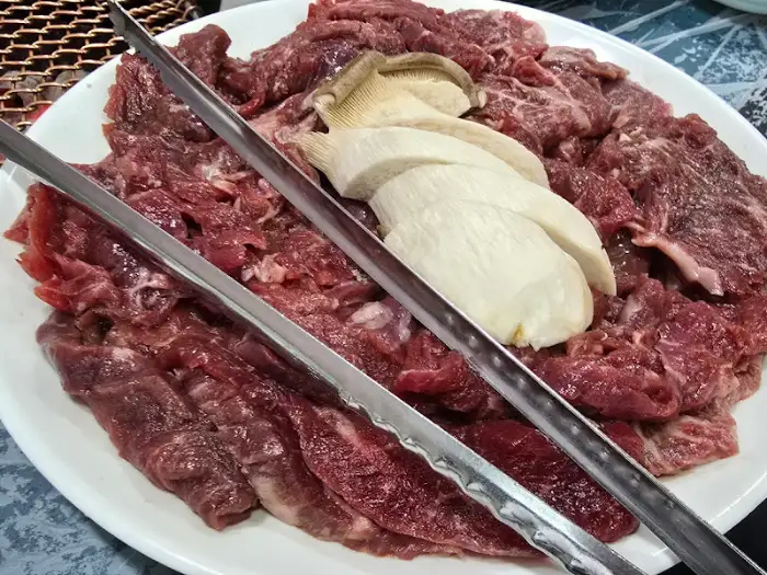 불판 위에서 익고 있는 불고기