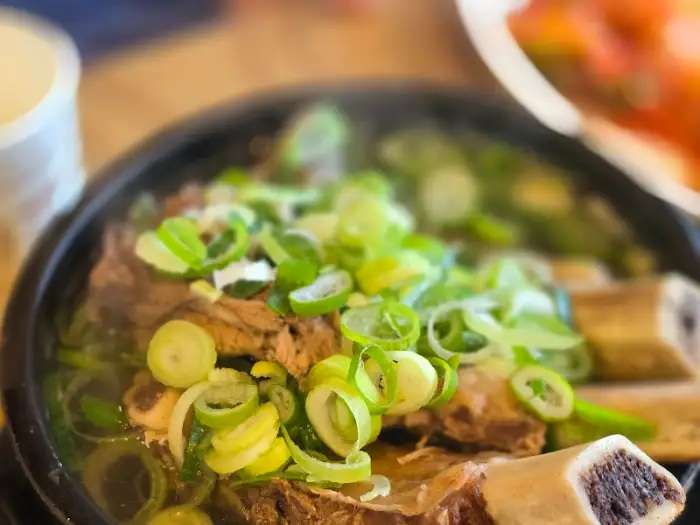 푸짐한 갈비가 들어있는 먹보한우 갈비탕