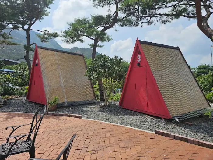 삼각 지붕 형태의 우드캐빈