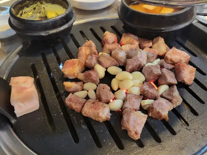연탄불에 구워지는 고기 덩어리