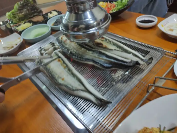 가위로 먹기 좋게 자르는 장어