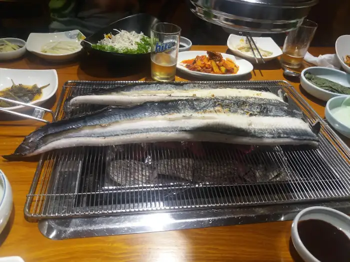 테이블에 놓인 장어구이와 곁들임 찬
