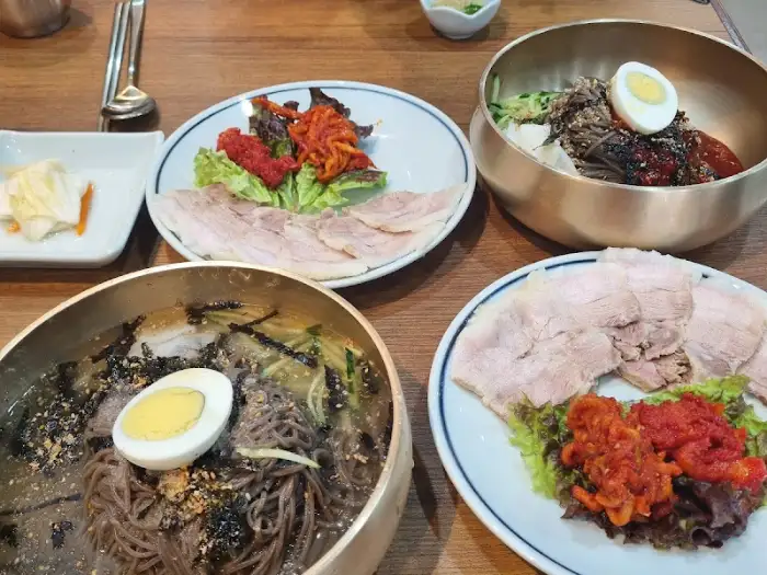 한상차림으로 나온 막국수와 수육, 그리고 반찬들