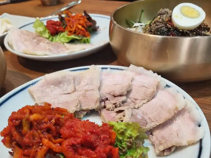 푸짐하게 담긴 수육 한 접시