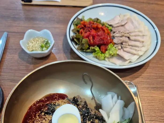 식사 중인 테이블의 전경