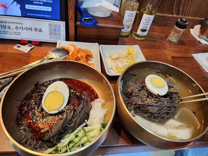 두 그릇의 막국수가 놓인 테이블