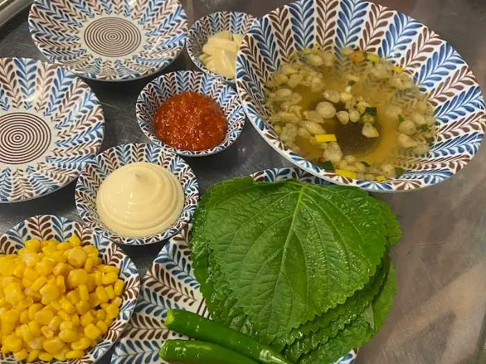 마요네즈와 옥수수콘, 깻잎 등 곁들임 재료