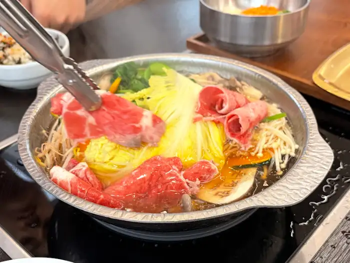 샤브샤브에 넣는 신선한 소고기와 채소