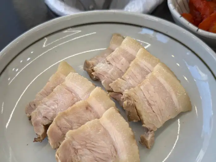 먹음직스러운 수육 한 점