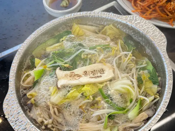끓고 있는 샤브샤브 냄비
