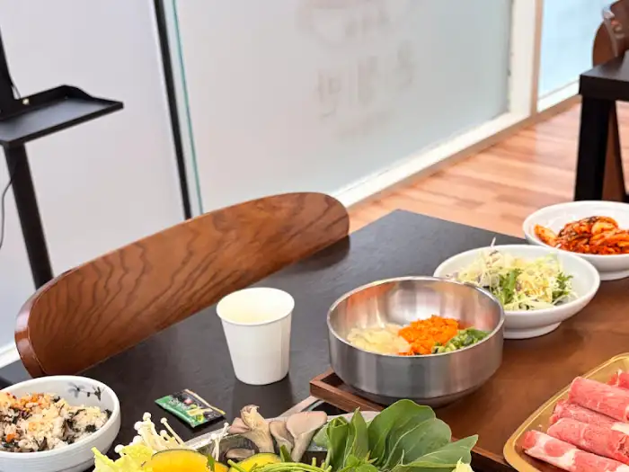 테이블에 차려진 음식과 식기류