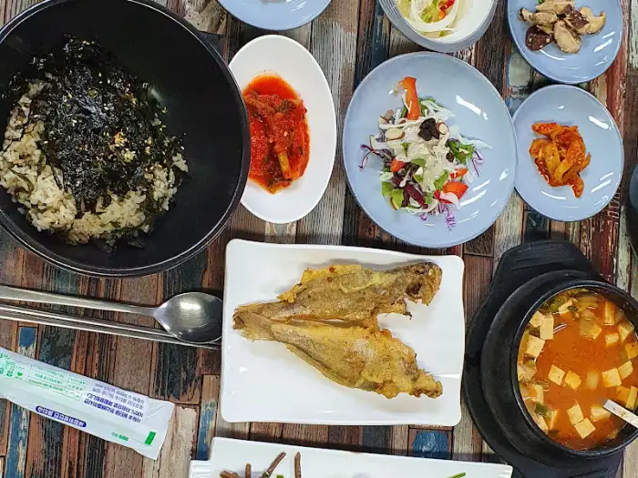 연잎밥 정식 한 상 차림의 일부 - 밥과 찌개, 반찬들