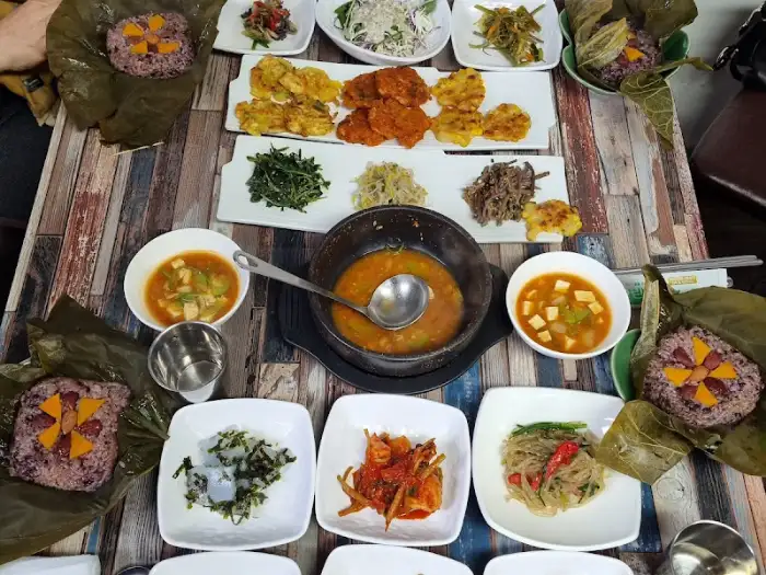 연잎밥과 함께 나온 다양한 반찬들, 찌개, 쌈채소