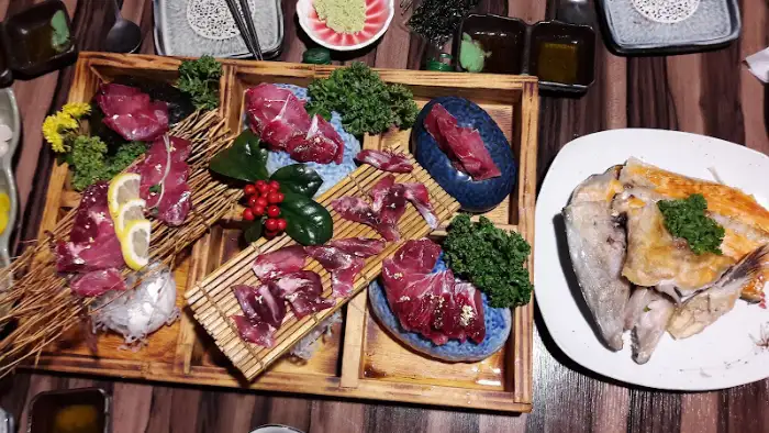 참치회와 다른 해산물 요리가 담긴 나무 쟁반
