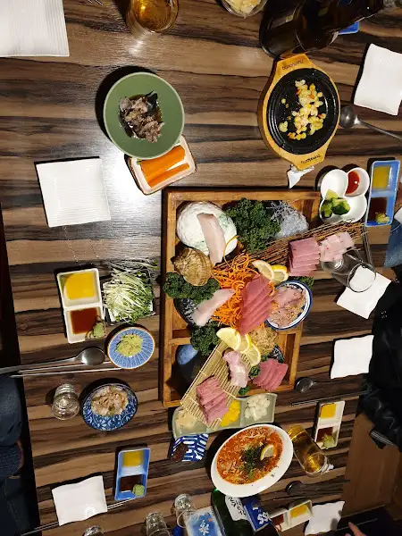 테이블 위 여러 가지 음식과 술병들