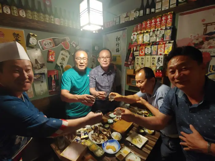술잔을 건네는 사람들과 테이블에 놓인 음식들
