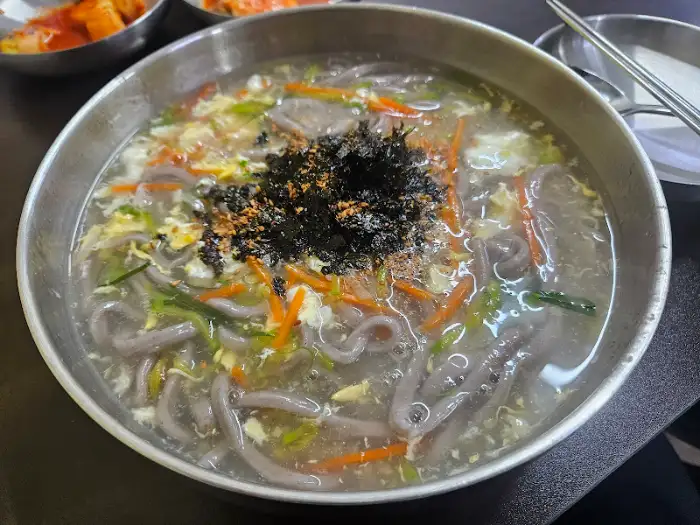 커다란 놋그릇에 담긴 칼국수의 전체적인 모습.