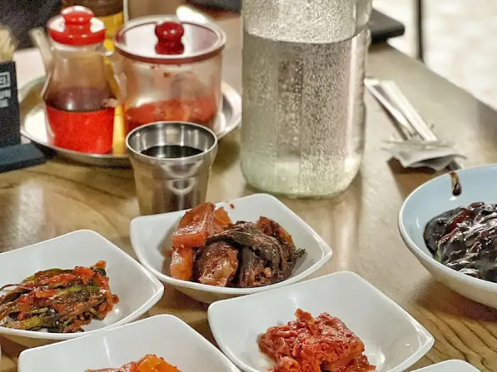 테이블 세팅과 밑반찬