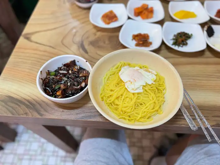 짜장 소스와 면, 그리고 곁들임 반찬