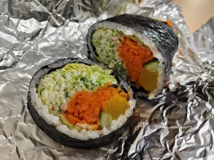 반으로 자른 샐러드 김밥의 단면