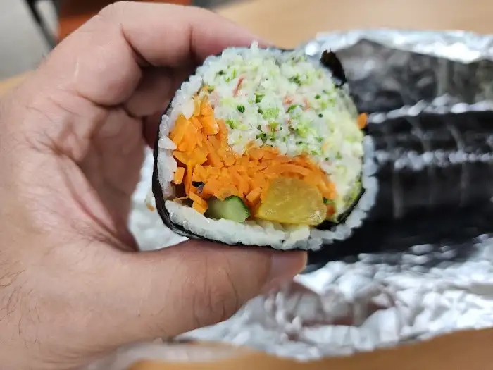 손에 든 샐러드 김밥 단면 클로즈업