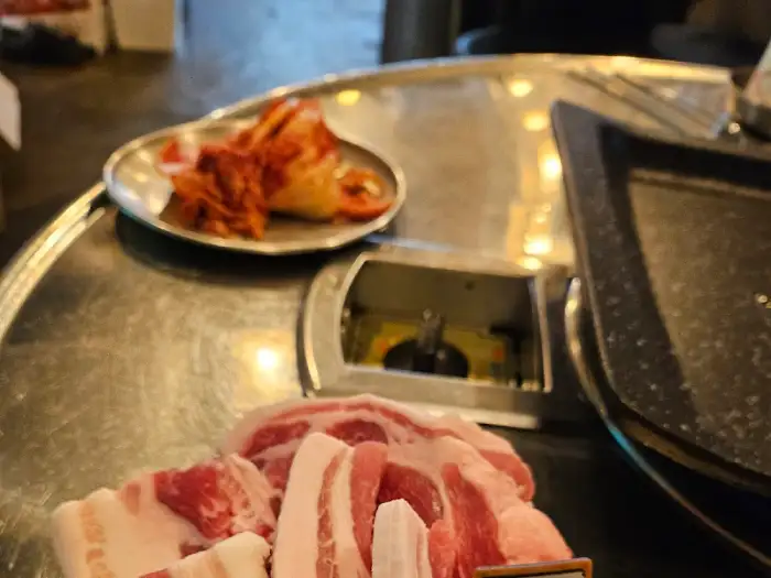 테이블 위에 놓인 삼겹살과 김치