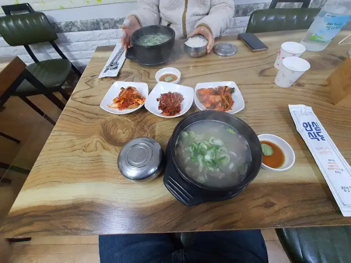 김이 나는 소머리 국밥 한 그릇
