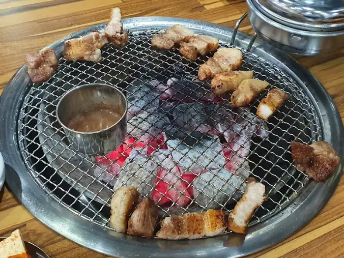 숯불 위에서 구워지는 흑돼지