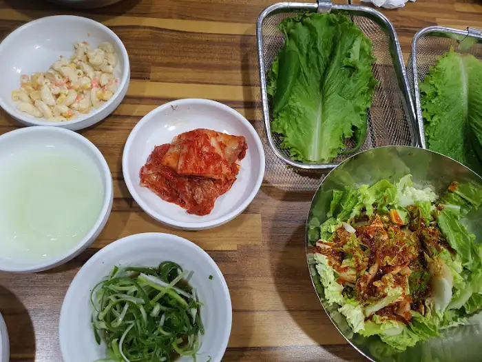다양한 셀프 리필 반찬들